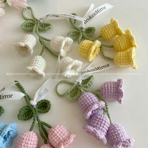 Free Crochet Flower Keychain Patterns, Crochet Flower Keychain Pattern, Small Crochet Ideas To Sell, Crochet Keychain Flower, Flower Crochet Keychain, Crochet Hair Pins, Crochet Cardigan For Beginners, Crochet Flower Keychain, Crochet A Vest