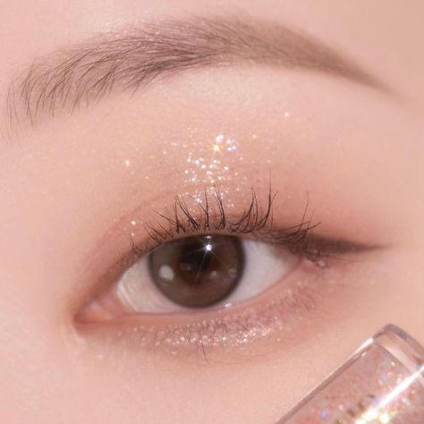 Sparkly Eye Makeup, Pink Glitter Makeup, Monolid Eye Makeup, Eyeliner Glitter, Sparkly Eyeshadow, Shimmer Eye Makeup, Sparkly Makeup, Gyaru Makeup, Douyin Makeup