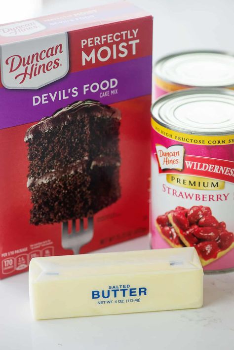 You just need 3 ingredients to make this chocolate strawberry dump cake! So easy and it's so delicious! #cake #chocolate #recipe Cake Chocolate Recipe, Dump Cake Recipes Chocolate, Chocolate Dump, Strawberry Dump Cake, Chocolate Dump Cake, Buns In My Oven, Strawberry Cake Filling, Canned Strawberries, Three Ingredient Recipes