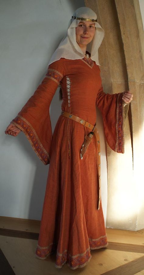 Schönes Bliaut! http://www.mark-meissen-1200.de  Very nicely made bliaut. Love the color and embroidery. Medieval Bliaut, Bliaut Dress, 1200s Fashion, 12th Century Dress, 12th Century Clothing, Middle Ages Clothing, Lovely Pic, Projek Menjahit, Medieval Gown