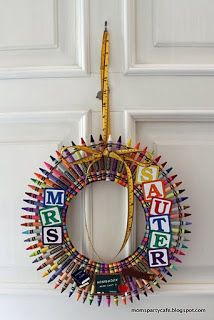 Moms' Party Café: Teacher gifts...continued...crayon wreaths Crayon Wreath, Teacher Crafts, Teacher Wreaths, Mom Crafts, Homemade Items, Teacher Craft, Trendy Tree, Gifts For Teachers, Appreciation Gifts