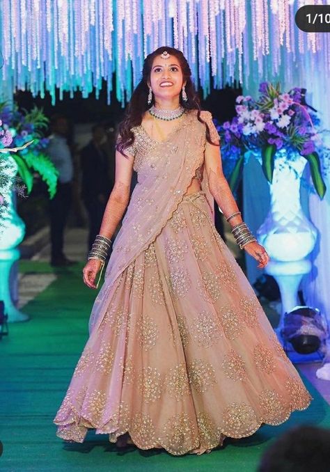 Jwellery Idea For Lehenga, Light Colour Lehenga For Engagement, Crop Top Lehenga For Engagement, Lehangas For Reception South Indian, Lehanga Designs Latest For Wedding South Indian, Bridal Lehengas For Reception, Lehangas For Engagement, Lehangas For Reception, Engagement Lehangas