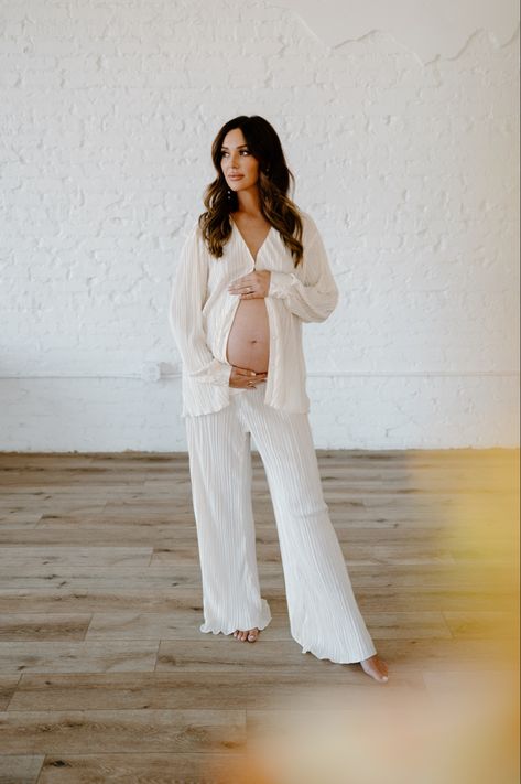 White Outfit Maternity Shoot, Lounge Maternity Photoshoot, Maternity Pajama Photoshoot, At Home Maternity Shoot Outfit, Lounge Wear Maternity Shoot, Cozy Maternity Shoot Studio, Linen Maternity Shoot, Studio Maternity Outfits, Neutral Maternity Pictures Studio