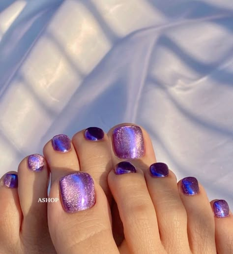 90s Pedicure Designs, Cat Eye Pedicure Ideas, Purple Pedicure Ideas Toenails, Cat Eye Toenails, Aura Toe Nails, Chrome Toes Pedicure, Chrome Toe Nails Designs, Cat Eye Toe Nails, Purple Toe Nail Designs