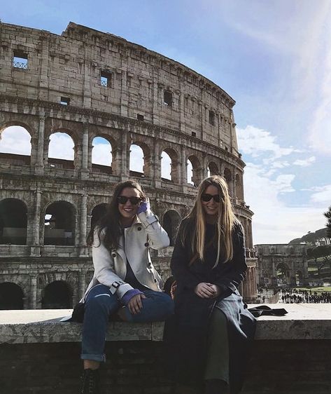 Vatican City Outfit, Italy With Friends, Rome Photo, Travel Pose, Italy Trip, Beach Poses, Friends Poses, Autumn Outfit, Rome Italy