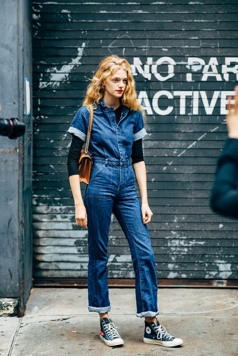 Boilersuit Outfit, Jumpsuit Styling, Short Sleeve Denim Jumpsuit, Denim Jumpsuit Outfit, New York Fashion Week Street Style, Plunge Dress, Jumpsuit Outfit, Outfits With Converse, Jumpsuit With Sleeves