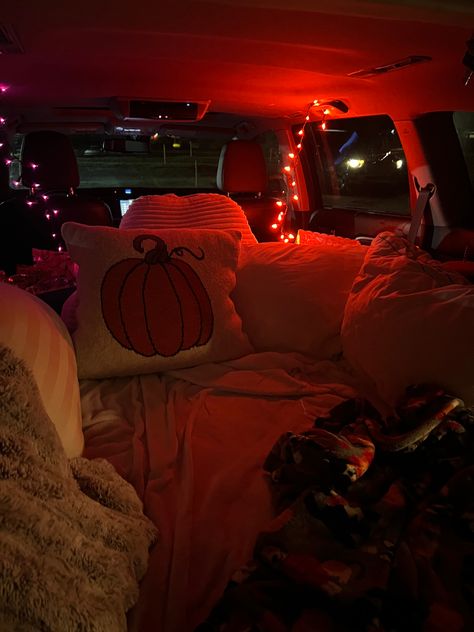 Car trunk decorated with fall and halloween decorations. For a drive in movie Halloween Drive In Movie, In Aesthetic, Aesthetic Halloween, Drive In Movie, Drive In, Fall 2024, Movie Night, My Pictures, Best Friends