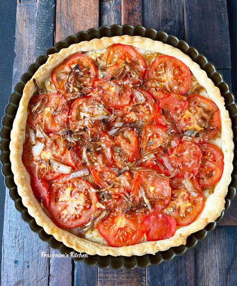 Classic French Tomato and Mustard Tart🍅 French Tomato Tart Recipe, Tomato Onion Tart, French Tomato Tart, French Cooking Recipes, Tomato Tart Recipe, Phyllo Recipes, Tomato Quiche, Onion Tart, Puff Pastry Tart