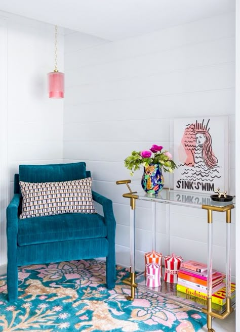 Colorful Living Room Interior, Zoo Bedroom, Preppy Home Decor, Preppy Living Room, Living Room Interior Design Ideas, Colorful Living Room, Room Interior Design Ideas, College House, Colorful Apartment