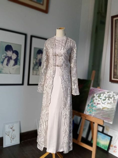 Kebaya Brokat Bridesmaid, Lace Dress Hijab, Dress Brokat Modern Bridesmaid, Bridesmaid Dresses Hijab Brokat, Model Dress Brokat Modern, Mix And Match Outfits Hijab, Brukat Dress, Dress Brokat Modern, Dress Muslim Modern