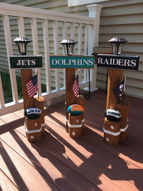 Wood Sports Signs, Football Wood Crafts, Diy Sports Decor, Dallas Cowboys Crafts, Kiss Artwork, Sports Crafts, Solar Light Crafts, Football Crafts, Wood Yard Art