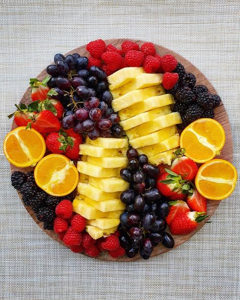 Fruit And Pastry Platter, Chip Platter Ideas, Fruit Platter With Pineapple, Fruit And Dessert Platter, Fruit Platter Winter, Aesthetic Fruit Platter, Winter Fruit Board, Fruit Platter Pineapple, Fruit Platter Designs Simple