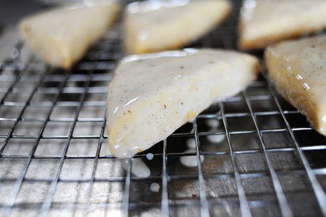 Vanilla bean scones, thank you Ree Drummond!-- Tried, pretty tasty :) Boyfriends work agrees! Vanilla Scones, Vanilla Bean Scones, Starbucks Vanilla, Pioneer Woman Recipes, Scone Recipe, The Pioneer Woman, Savory Recipes, Breakfast Breads, Pioneer Woman