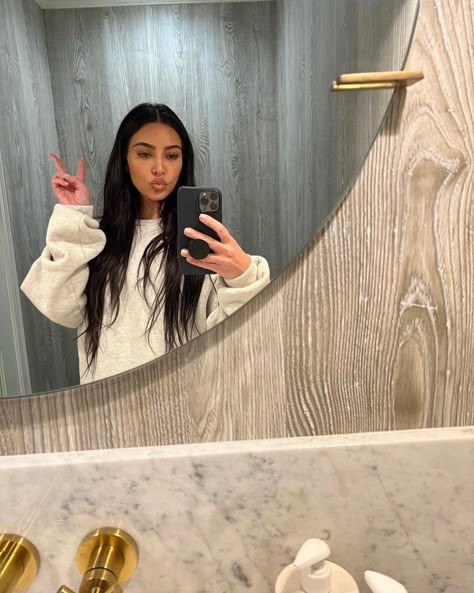 KIM Kardashian appeared to suffer a photoshop fail in her latest mirror selfie. The KUWTK star’s fans noticed that the top of her phone case was “warped” and had a curved line – a tell-tale sign of editing. Kim pouted and flashed a peace sign while posing in a baggy cream sweater in the photo, […] Kim Kardashian Selfie, Kimberly Kardashian, Date Looks, Pretty Icons, Photoshop Fail, Early Morning Workouts, Kim Kardashian Style, Kardashian Style, Kim K