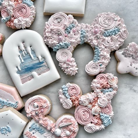 Disney Castle Cookies, Disney Cookies Decorated, Disney Sugar Cookies, Decorated Cookie Ideas, Disney Cupcakes, Royal Iced Cookies, Disney Cookies, Sugar Cookie Designs, Pretty Cookies