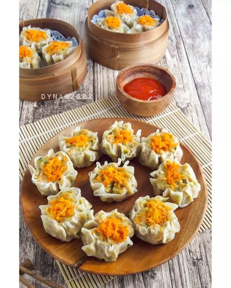 Bahan dan Cara membuat Siomai Ayam https://resepmamiku.com/siomai-ayam-dapur_dyna Dimsum Mentai, Tahu Tempe, Decoration Cake, Idul Fitri, Dumplings, Cake Decorating, Plating, Snacks, Cake