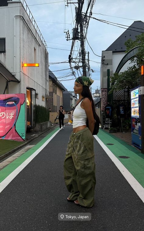 Japan Street Style Women, Japan Outfit Summer, Streetwear Poses Photo Ideas, Japanese Streetwear Women, Tokyo Outfits, Simple Streetwear, Streets Of Tokyo, Japan Outfits, Japan Fashion Street