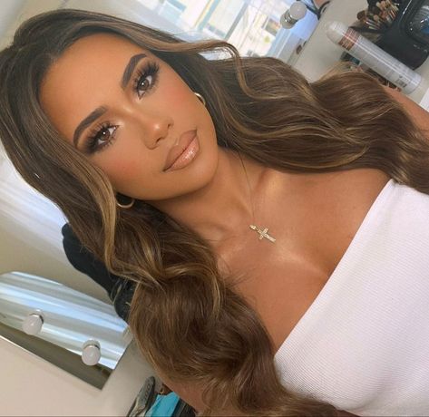 Natural Makeup For Gold Dress, Make Up For Prom 2024, Debs Makeup Brown Eyes, Brown Eyes Prom Makeup, Prom Makeup Brown Girl, Makeup For A Brown Dress, Makeup Look Natural Glam, Make Up For Picture Day, Glowy Glam Makeup Prom