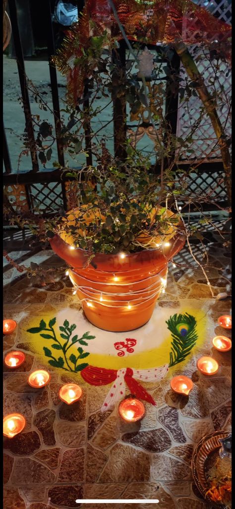 Krishna Tulsi Vivah, Tulsi Border Rangoli, Tulsi Vivah Photos, Tulsi Vivah Snap, Rangoli Around Tulsi Pot, Outdoor Rangoli Designs, Tulsi Pot Decoration Ideas, Dev Uthani Ekadashi Rangoli, Tulsi Decoration Ideas