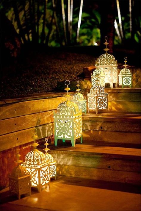 45 Soothing And Calming Ramadan Decorating Ideas | HomeMydesign Design Per Patio, Best Outdoor Lighting, Garden Wallpaper, Moroccan Lanterns, Garden Lanterns, Backyard Lighting, Outdoor Patio Lights, Deck Lighting, Patio Lighting