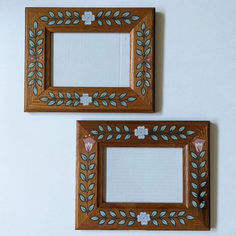 Pair of wooden photo frames hand painted with some folky flowers and a scalloped border #handpaintedphotoframe #pictureframes #gallerywall #handpainted #handpaintedfurniture #handpaintedhomedecor #colorfulhome #colorfulkitchen #colorfulinterior #interiordesign #folkart #boho #bohostyle #bohodecor #botanicalart #botanical #uniqueinteriors #fusionmineralpaint #handpainteddecor #smithfieldva #virginiaartist #upcyclefurniture #upcycle Painting On Picture Frames, Folk Art Frame, Folk Art Picture Frame, Hand Painted Frames Ideas, Wooden Picture Frame Painting Ideas, Picture Frame Decorating Ideas, Picture Frame Painting Ideas Diy, Folk Art Border, Wall Of Frames