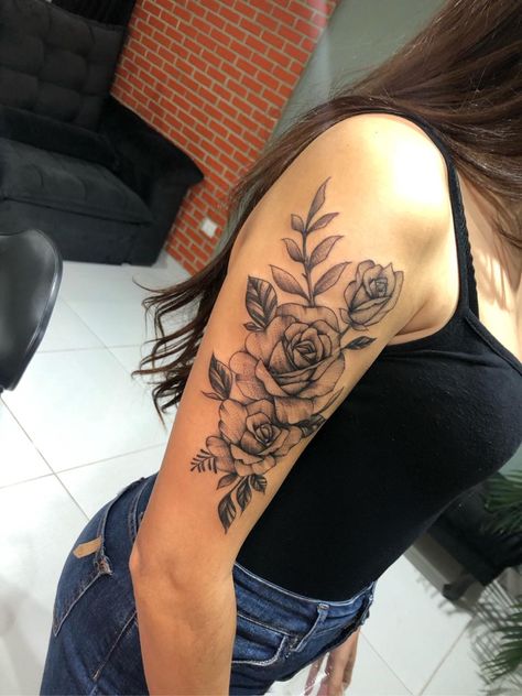 Insta do tatuador: @ale_luv_tattoo Roses Tattoo Upper Arm, Rose Tattoo Arm Upper, Rose Upper Arm Tattoos For Women, Rose Upper Arm Tattoo, Upper Arm Rose Tattoos For Women, Upper Arm Tattoos For Women Meaningful, Rose Tattoo Upper Arm, Rose Sleeve Tattoo Women, Flower Upper Arm Tattoo