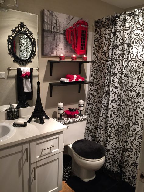 Black And White Bathroom Apartment, Black White And Red Home Decor, Red Black White Decor, Black Themed Bathroom Decor, Red And White Bathroom Ideas, Bathroom Decor Ideas For Black Women, Bathroom Ideas Decor Themes, Black Bathroom Ideas Decor, Red Black And White Bathroom Ideas