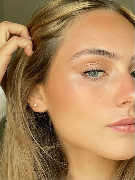 Fresh Glowy Makeup Natural Looks, Natural Makeup Blonde Hair Brown Eyes, Kaitlyn Bell Makeup, Extremely Simple Makeup, Very Light Natural Makeup, Natural Makeup On Blondes, Minimalistic Prom Makeup, Realistic Makeup Looks, Dewey Light Makeup