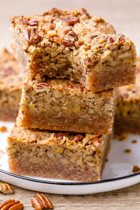 Ooey-Gooey Keto Pecan Pie Bars (holy yum!) - Keto Pots Keto Pecan Desserts, Keto Pecan Bars, Keto Bars Recipe, Keto Breakfast Bars, Carb Friendly Desserts, Walnut Recipes Dessert, Keto Pecan Pie Bars, Pecan Pumpkin Pie, Keto Baked Goods