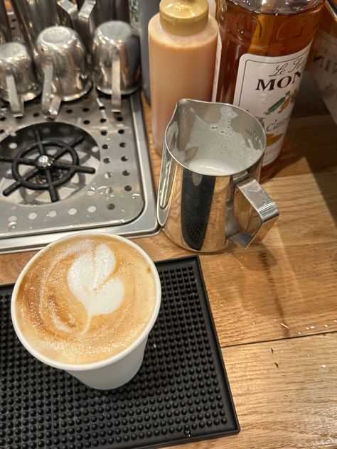 Barista Aesthetic Boy, Working In A Coffee Shop Aesthetic, Barista Girl Aesthetic, Barista Aesthetic Female, Coffee Making Aesthetic, Coffee Barista Aesthetic, Coffee Shop Barista Aesthetic, Barista Aesthetic, Latte Aesthetic