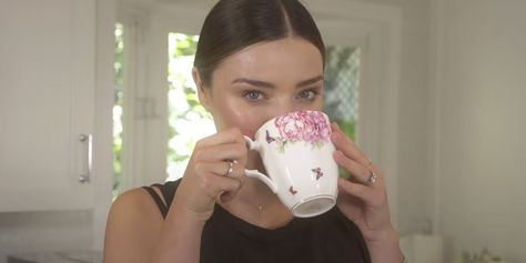 The supermodel gives us an inside look at her diet. Miranda Kerr Diet, Celebrity Diets Plan, Munchies Recipes, Victoria Secret Workout, Miranda Kerr Style, Celebrity Diets, Dinner On A Budget, Vogue Living, Falling Asleep