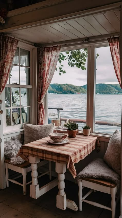 25 Lake Cottage Decorating Ideas to Create Your Dream Retreat – My Blog Dream Cottage Interior, Small Lake Cottage Interiors, Lake Cabin Interiors, Traditional Cottage Decor, Small Lake Cottage, Cottage Decorating Ideas, Lake Cottage Decor, Small Lake Houses, Coastal Cabin