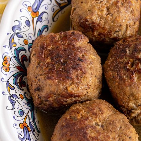 Gehaktballen are large Dutch meatballs which are seared and then slowly cooked in their own juices. They’re the epitome of comfort food and super easy to make! Belgium Meatballs, Dutch Meatballs, Pizza In A Mug, Ground Beef Meatballs, Best Meatballs, Dutch Food, Recipe List, Beef Meatballs, Dutch Recipes