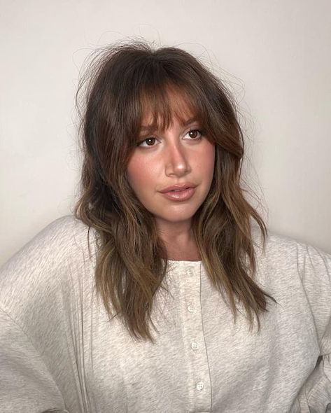 50 Chic Medium-Length Haircuts with Layers and Bangs Ashley Tisdale Hair, Wavy Layered Haircuts, Brunette Bangs, Haircuts With Layers, Classic Haircut, Beauty Hair Color, Layers And Bangs, Medium Layered Hair, Wavy Haircuts