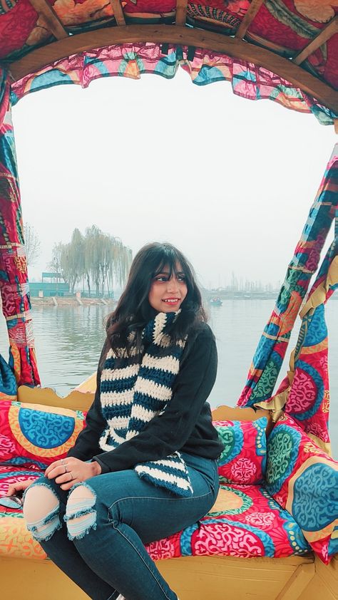 Mountain Dress Outfit Winter, Dal Lake Photoshoot, Kashmir Ootd Winter, Dal Lake Photography, Srinagar Outfit Ideas, Udaipur Trip Outfits Winter, Shikara Boat Kashmir Poses, Kashmir Winter Outfit, Kashmir Outfit Ideas In May