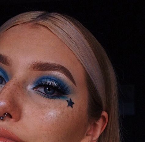 Stars On Face Makeup, Blue And Silver Makeup Looks, Silver And Blue Makeup, Blue Star Makeup, Blue And Silver Eyeshadow, Blue Cut Crease Eyeshadow, Blue Makeup Aesthetic, Silver Cut Crease, Star Eye Makeup