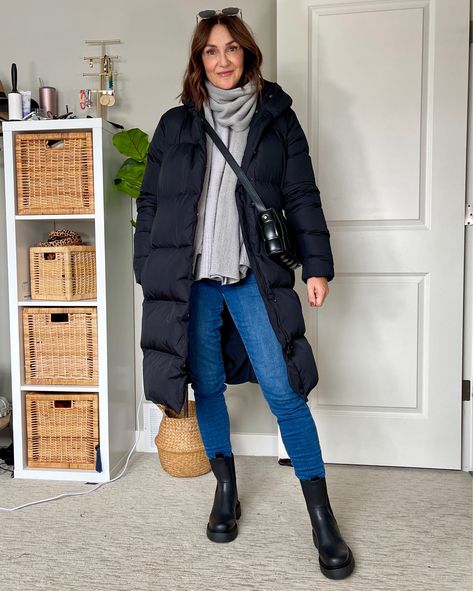 Puffer Long Jacket Outfit, Jeans And Puffer Jacket Outfit, Black Long Puffer Jacket Outfit, Black Puffer Jacket Outfit Winter, German Winter Outfits, Padded Coat Outfit, Scandinavian Winter Outfits, Long Black Puffer Coat Outfit, Long Puffer Outfit