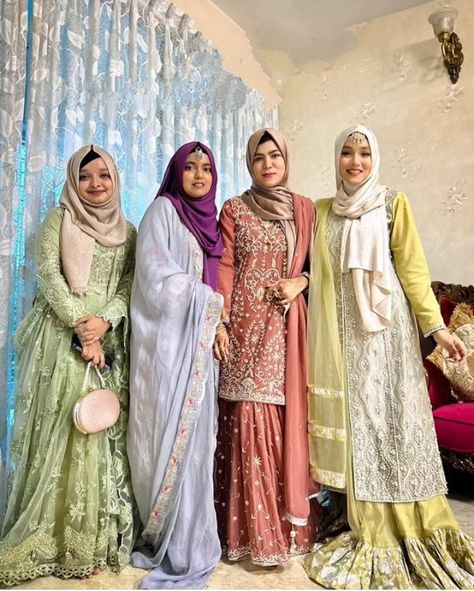 Brother Barat Dress For Sister, Bride Sister Dress, Party Hijab, Hijabi Bride, Solo Poses, Eid Photoshoot Ideas, Modest Winter Outfits, Hijab Ideas, Brides Sister