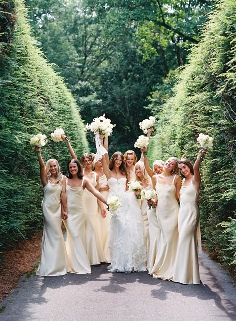 Clean Bridesmaid Dresses, Bridal Party Get Together Ideas, 8 Bridesmaids Pictures, Old Money Wedding Bridesmaids, Bridesmaid And Bride Photos, Vogue Bridesmaids, All White Wedding Bridesmaids, Bride With Bridesmaids Pictures, Bride And Bridesmaid Photo Ideas