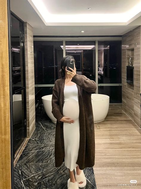 Ootd Pregnant Outfits, Pregnacy Fashion, Winter Maternity Outfits, Pregnancy Belly Photos, Belly Photos, Pretty Pregnant, Clothes For Pregnant Women, Cute Maternity Outfits, Stylish Maternity Outfits