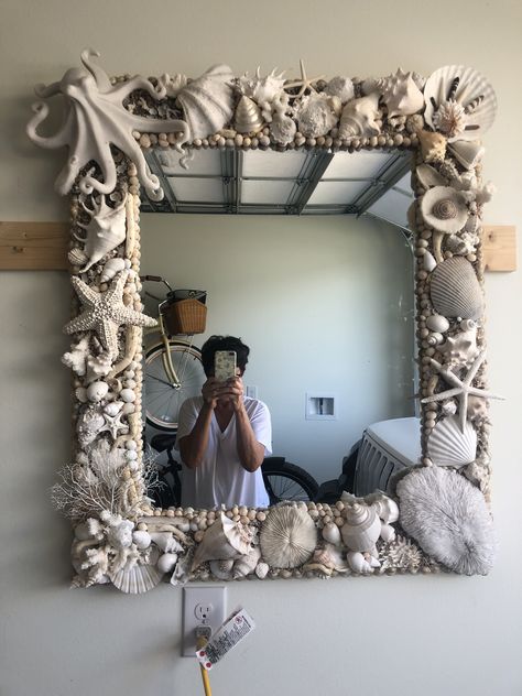 Mirrors Decorated With Shells, Mermaid Mirror Diy, Sea Shell Bed Frame, Conchiglie Aesthetic, Shell Mirror Diy, Ocean Room Aesthetic, Mirror With Shells, Sea Shell Mirrors, Sea Mirror