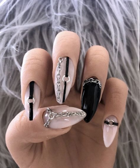 Grunge Nail Art, Ongles Goth, Goth Nail Art, Black And Nude Nails, Nails Goth, Chain Harness, Gothic Nails, Nude Nail Designs, Goth Nails