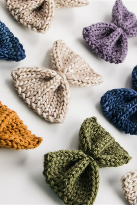 These machine knit bows work up so incredibly fast.  Use them as hair clips, headbands, on hats, etc.  The options are endless! Hair Bow Knitting Pattern, Knitted Hair Bows Free Pattern, Knit Bow Headband, Crocheted Hair Bows, Knitted Bow Pattern, Knitted Products Ideas, Knitted Hair Bows, Knitting Hair Accessories, Addi 22 Knitting Machine Projects