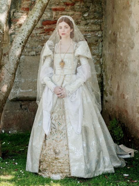 you look for dead men’s shoes — Catherine of Aragon’s wedding dress in The Spanish... Charlotte Hope, The Spanish Princess, Tudor Gown, Tudor Dress, Tudor Fashion, Spanish Princess, Tudor Costumes, The White Princess, Catherine Of Aragon