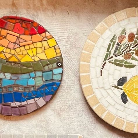 Mosaics by Svetlana P Canada on Instagram: "Thrilled to have helped Maria ( who is my returning client) find the perfect gift for her mom's kitchen! She requested something special and unique, and after discussing and showing various options, she decided on a beautiful mosaic hot pot holders/trivets 👌🏻. Two for her Mom 🤩 And one for herself 😍. I'm so glad it was exactly what she was looking for! Thank you for letting me be a part of this special moment. 🙏 ................. ................. ................. .................  ................. ................. ................. ................. .................  #svetmosaic  #gaiamosaicsclasses #mosaichotpot #specialgift #kitchenessentials"#mosaicart #kitchen #kitchenware #kitchendecor #kitchenset #montrealclasses #mosaico #happy Mosaic Trivet, Kitchen Sets, Arts And Crafts Projects, Hot Pot, Trivets, Perfect Gift For Her, Mosaic Art, Something Special, Pot Holders