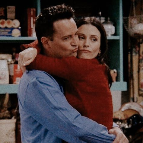 90s Tv Shows Cartoons, Friends Monica Geller, Matthew Perry Friends, Tv Show Halloween Costumes, Friends Monica, Monica And Chandler, Friends Scenes, 90s Tv Show, Friends Cast