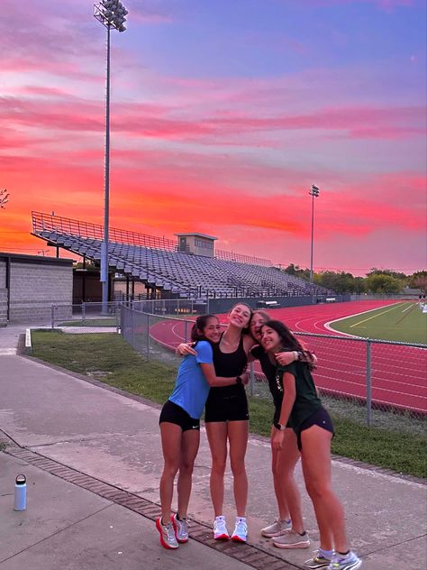 Cute Track Pictures, Summer Running Aesthetic, Track Girl Aesthetic, Running Motivation Aesthetic, Cross Country Running Pictures, Athletics Aesthetic, Xc Aesthetic, Running With Friends, Track And Field Aesthetic