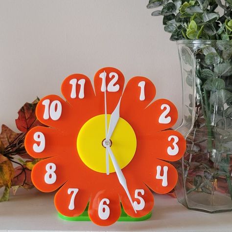 Retro Vintage 1970s Inspired Daisy Desk Clock Funky Desk - Etsy Cute Funky Decor, Fun Wall Clocks, Colorful Retro Decor, Modern Retro Room Ideas, Retro Desk Decor, 70s Office Decor, Vintage Maximalist Decor Kitchen, Cute Shelf Decor Bedroom, Retro Shelf Decor