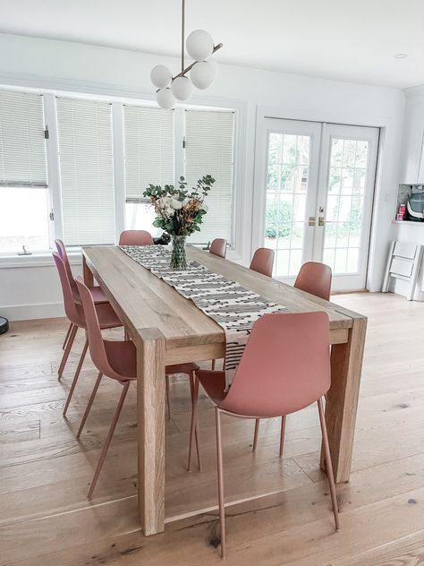 Room Ideas Wood, Pastel Chair, Pink Dining Room, Cosy Dining Room, Natural Dining Room, Dining Room Inspo, Pink Dining Rooms, Pink Chairs, Oak Dining Room