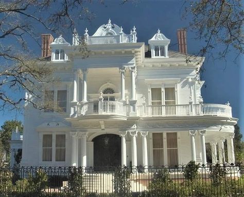 Classic Colonial Revival with Palladian window, paired columns & windows Colonial Mansion Exterior, White Victorian Mansion, French Colonial Homes Exterior, Colonial Revival Architecture, Palladian Window, Georgian Revival, Colonial Mansion, Victorian Style Homes, Cake House